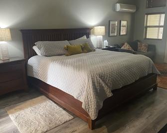 On Widgi Creek golf course. Close to mtn, river and MTB trails - Bend - Bedroom