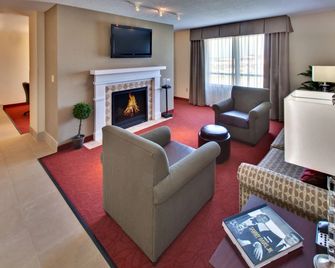 The Rewind West Des Moines, Tapestry Collection by Hilton - West Des Moines - Wohnzimmer