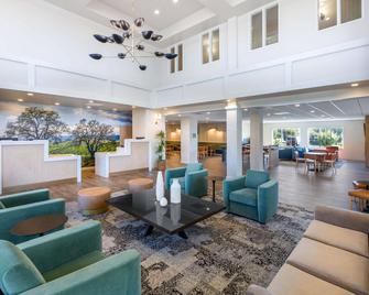 La Quinta Inn & Suites by Wyndham Paso Robles - פאסו רובלס - לובי