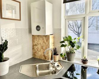 A bright one bedroom apartment in the heart of Canonbury and Newington Green - London - Kitchen
