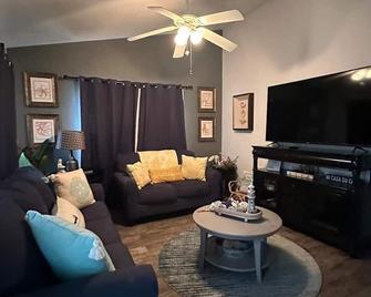 Cozy and relaxing beach house, Our Little Pearl in Foley. - Foley - Living room