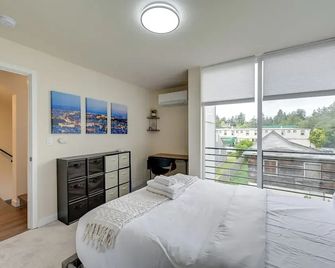 Seattle Townhome: Rooftop Deck 7 Mi to Dtwn - Seattle