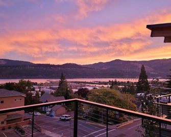Modern Luxury 4BR Townhome w/ Gorge Views - Walk to Hood River Downtown - Hood River - Balcony