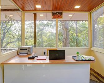 Treebo Cecil Resort, 600 Mtrs From Matheran Railway Station - Matheran - Front desk