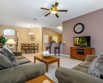 4 Bedroom Budget Home with Private Pool - Davenport - Living room