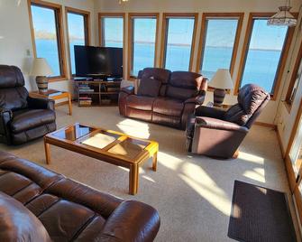 Madison 3 BR Cottage on 3000 acre Lake Kegonsa. Kayaks & Pontoon - Stoughton - Living room