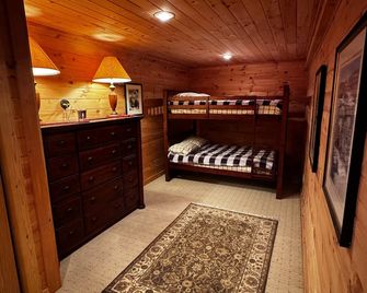 2 minutes to the Hope Lake Lodge, Greek Peak Mountain Resort & water park! - Cortland - Bedroom