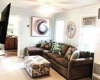 A 3 Bdrm Bungalow In The Heart Of The Gotl Strip - Geneva - Sala de estar