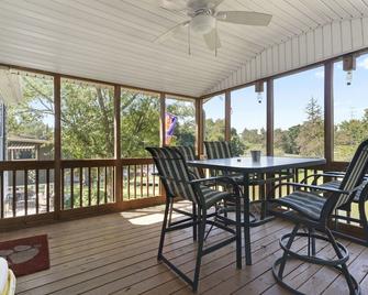 Family - Friendly Lakefront Home with a Covered Boat-slip. - Greenwood - Balcony