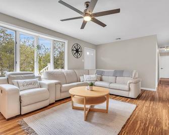 Lagoonfront Villa with hotub and dock! 15 min away from LBI- monthly - Forked River - Sala de estar