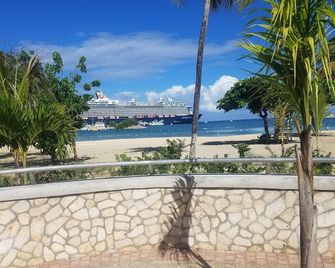 Rosi Ocean Sand Hotel Apt (@sandcastles) - Ocho Rios - Parveke