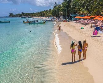 Paradise Beach Hotel - Coxen Hole - Playa