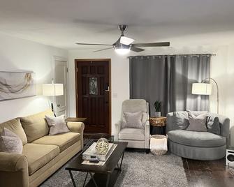 Two bedroom bungalow off Lake Washington in Lower Kennydale - Renton - Living room