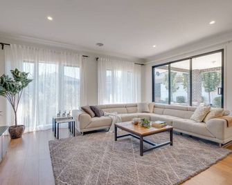 Stayau Cozy Holiday House 4brm Big Group Tarneit - Tarneit - Living room