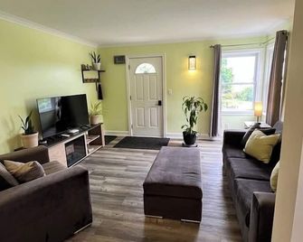 Kozy on King - Lincoln - Living room