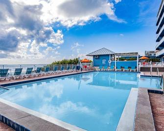 Coconut Palms Beach Resort II a Ramada by Wyndham - New Smyrna Beach - Pool