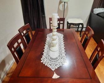 5 minutes from JFK, near local hospitals, and schools fully furnished Corporate - Queens - Comedor