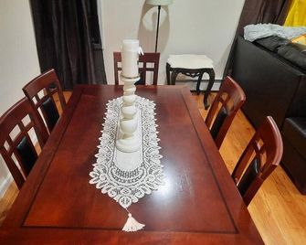 5 minutes from JFK, near local hospitals, and schools fully furnished Corporate - Queens - Dining room