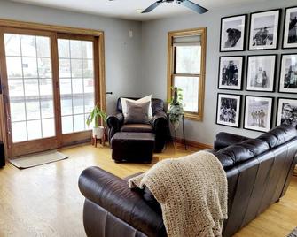 Waterfront Cottage - Brooklyn - Living room