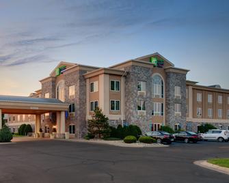 Holiday Inn Express & Suites Saginaw - Saginaw - Building