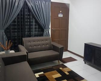 Araaz Homestay - Seremban - Living room