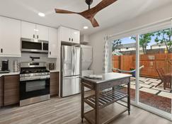 Contemporary Couples Getaway Near Austin Favorites - Loft 21 - Austin - Keuken