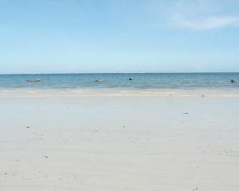 Amazing Holiday, Spacy Room, Private Garden, 200 Meters To The Beach! - Diani Beach - Playa