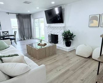 Charming 3-bedroom house with WiFi and AC in enjoyable Los Angeles - Los Angeles - Living room