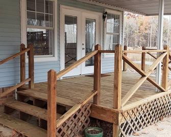 Lake side cabin with spacious den - Sardis