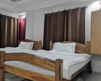 RedDoorz Plus @ Jollydays Hotel Nueva Ecija - San Jose City - Bedroom