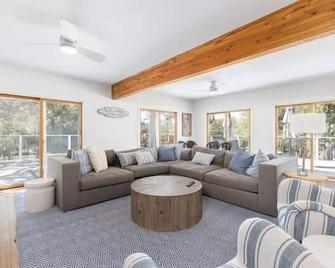 Luxury Lake Home-The Bear Claw-Boat Slip-Sleeps 16 - Bass Lake - Living room