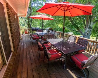 She's Back! Under New Management - Cullman - Balcony