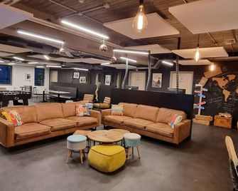 Auberge Jeunesse Charleroi Youth Hostel - שרלרו - טרקלין