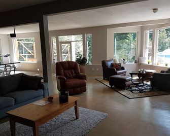 Villa Two Peaks Getaway - Spacious Apartment - North Bend - Living room