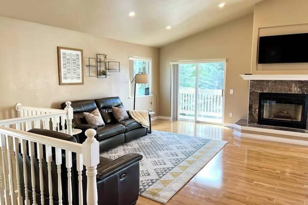 Contemporary Turnagain Townhome - אנקוראג' - סלון