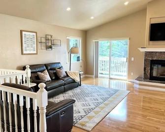 Contemporary Turnagain Townhome - Anchorage - Sala de estar