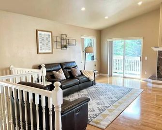 Contemporary Turnagain Townhome - Anchorage - Living room
