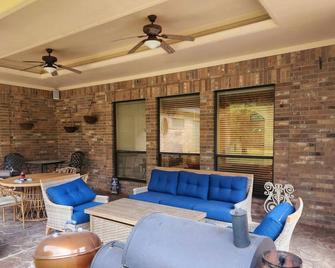 Luxury 5-acre 4BD private pool and own lake with fishing - sleeps 10 - Pearland - Patio