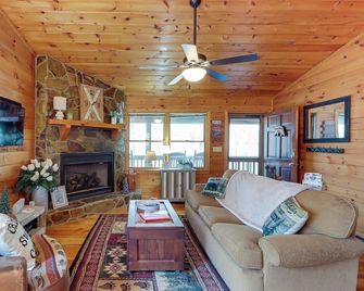 Blue Ridge Cozy Cabin in the Woods w/ Hot Tub! - Blue Ridge - Sala de estar