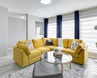 Bonnie Doon. New Infill. 3bd/2.5bth. Garage parking. - Edmonton - Living room