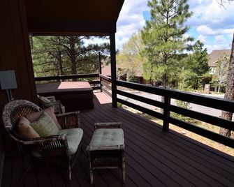 Majestic Mountain Chalet with Deck and Hot Tub - Flagstaff - Balcony