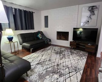 Kent - Entire Lower Floor - No Pets, Severe Allergies! - Kent - Living room