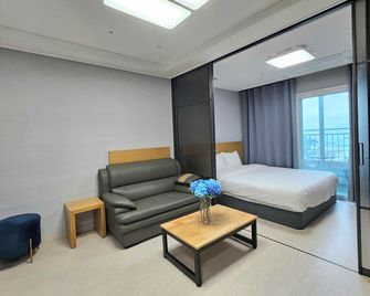 Firstcity Hotel Yeosu - Yeosu - Schlafzimmer