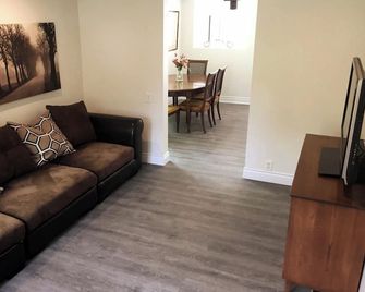 Eagle Lake Getaway - Haliburton - Living room