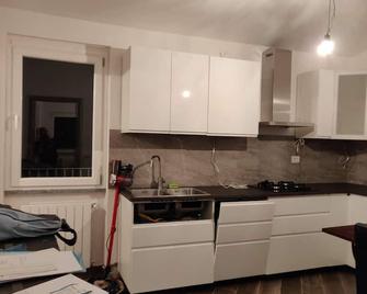 Newly renovated apartment, modern, international touch - Stradella - Cucina