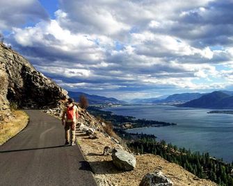 Tiki Shores Inn & Suites - Penticton
