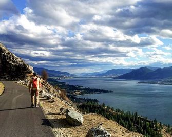 Tiki Shores Inn & Suites - Penticton
