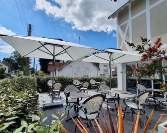 لوجي أوتل لا كلوزيري - لا بول-إسكوبلاك - شرفة مرصوفة