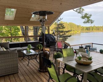 Winter / summer paradise family Cottage. Cosy getaway. Water front skidoo trail - Havelock - Balcony