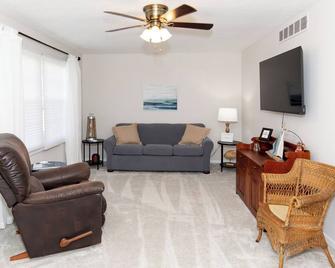 Bluebirds Road to Happiness - Vermilion - Living room